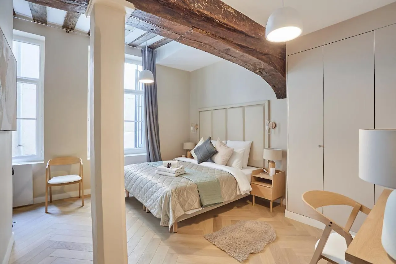 Apartment Center Of Paris By Studio Prestige