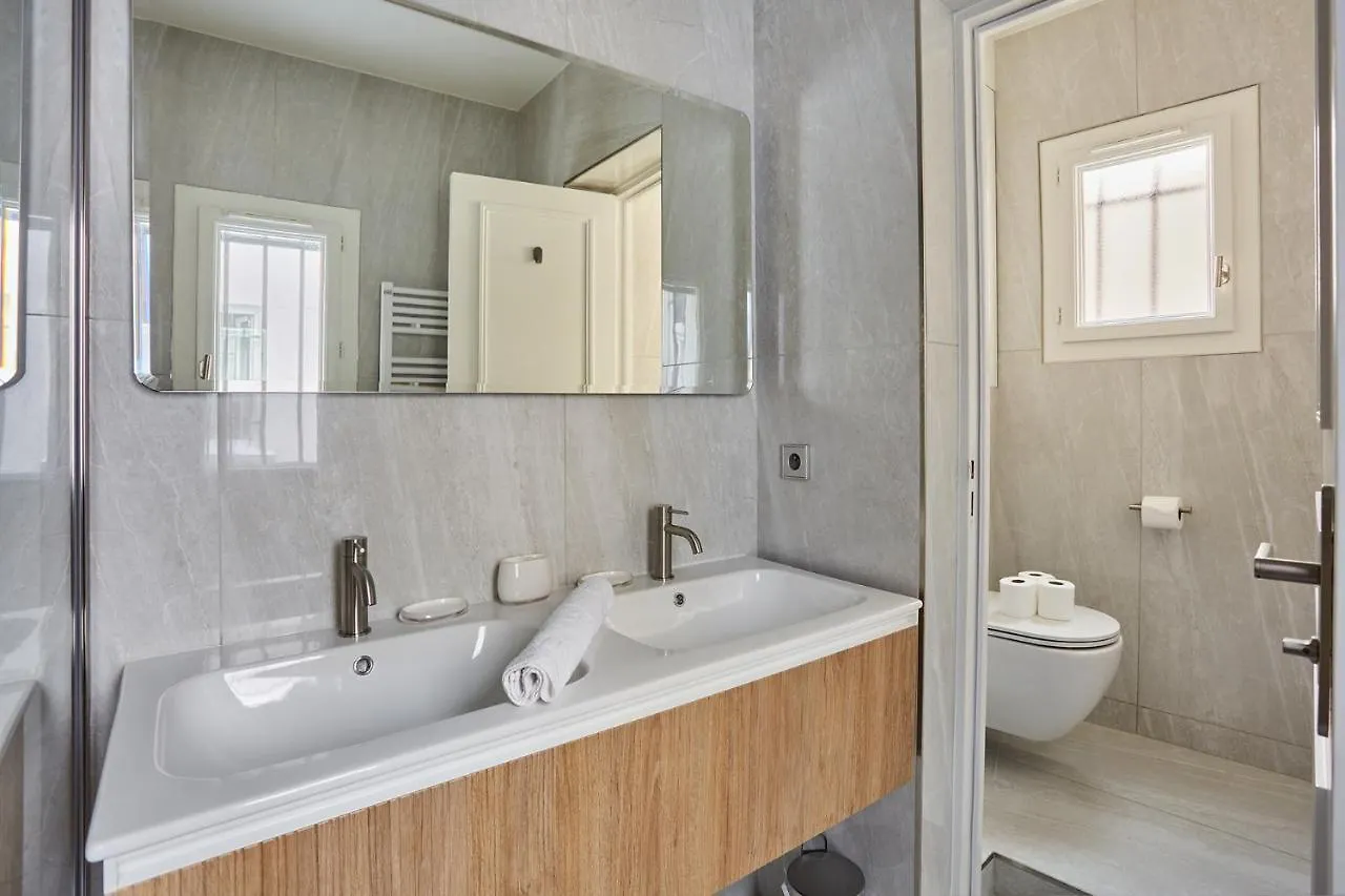 Apartment Center Of Paris By Studio Prestige