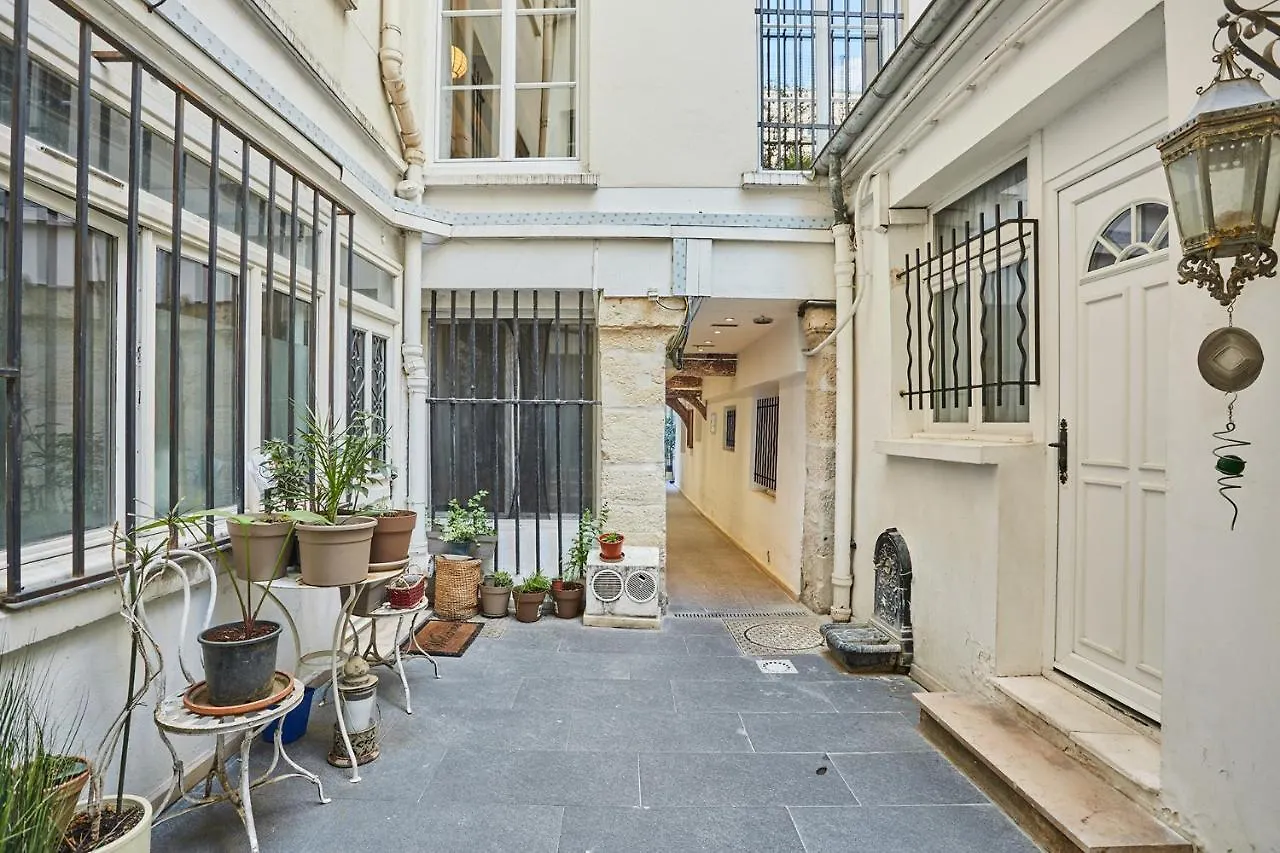Apartment Center Of Paris By Studio Prestige
